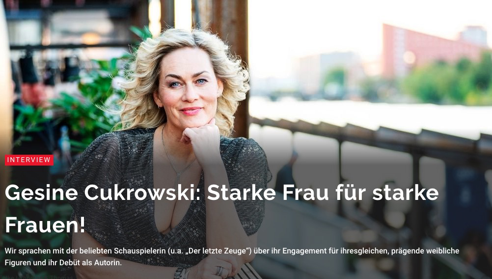 Screenshot der "Super-Illu-Website, Zu sehen ist Gesine Cukrowski, die direkt in die Kamera schaut und mit ihrer linken Hand ihr Kinn stützt