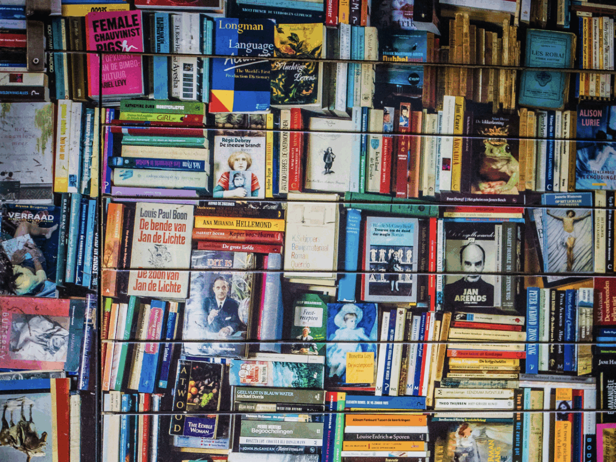 Bücherwand mit vielen Buchempfehlungen