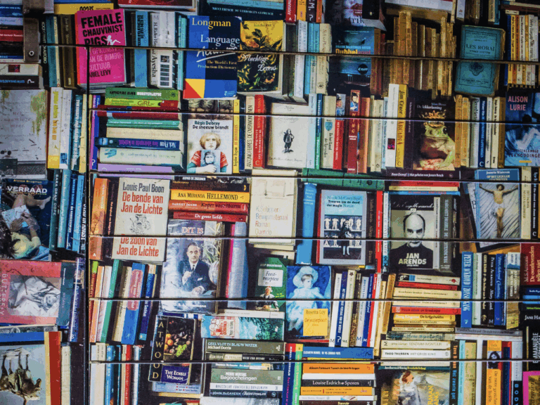 Bücherwand mit vielen Buchempfehlungen