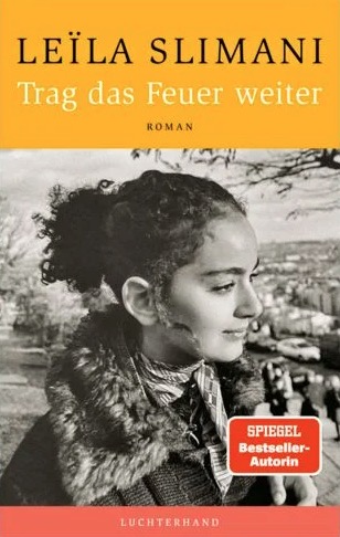 Buchcover "Trag das Feuer weiter" von Leila Slimani. Der obere Teil des Einbands ist orangefabrne, in der Mitte zeigt ein Schwarzweißfoto eine junge Frau mit dunklen Haaren, zum Zopf gebunden. Ein schmaler Streifen am unteren Ende unter dem Foto ist dunklelachsfarben. 