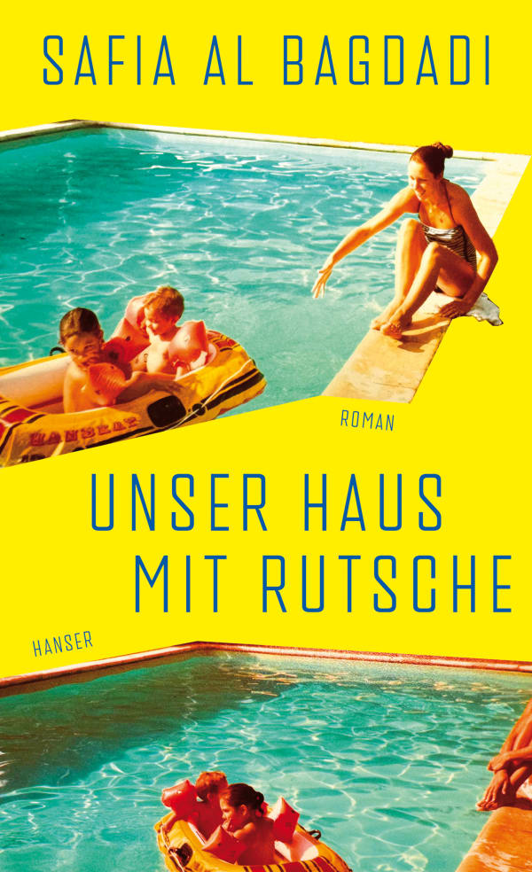 Buchcover "Unser Haus mit Rutsche" von Safia Al Bgdadi. Auf dem gelbem Hintergrund sieht man Ausschnitte aus einem Pool mit grünlichklarem Wasser. Am Pool sitzt eine Frau, im Pool sind zwei Kinder auf einer Luftmatratze zu sehen.