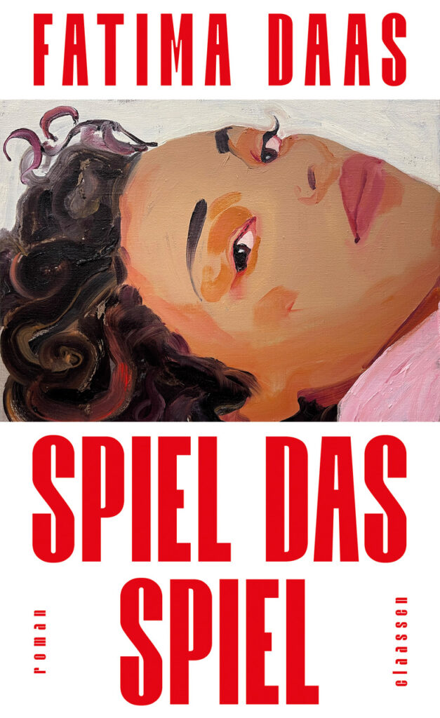 Buchcover "Spiel dasa Spiel" von Fatima Daas. Weißer Einband mit der Zeichnung eines Frauenkopfs, darüber in Rot der Autorinnenname, unter der Zeichnung der Titel ebenfalls in Rot