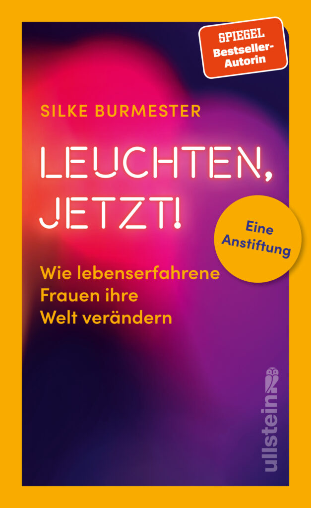 Cover von „Leuchten, jetzt!“ von Silke Burmester: Das Cover zeigt einen Farbverlauf in warmen Tönen von Lila zu Orange, darüber steht der Titel in auffälliger, heller Schrift. Ein gelbes, rundes Element mit dem Text „Eine Anstiftung“ ist im unteren Bereich platziert.
