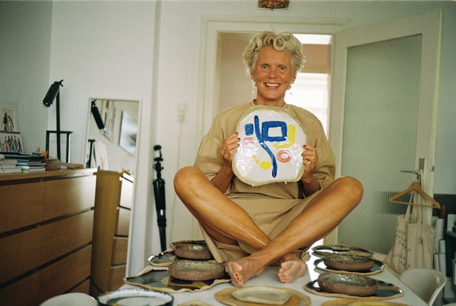 Lebt und liebt das Analoge; also „Hands on” mit Grit Ostermayer. Foto: Denis Janker